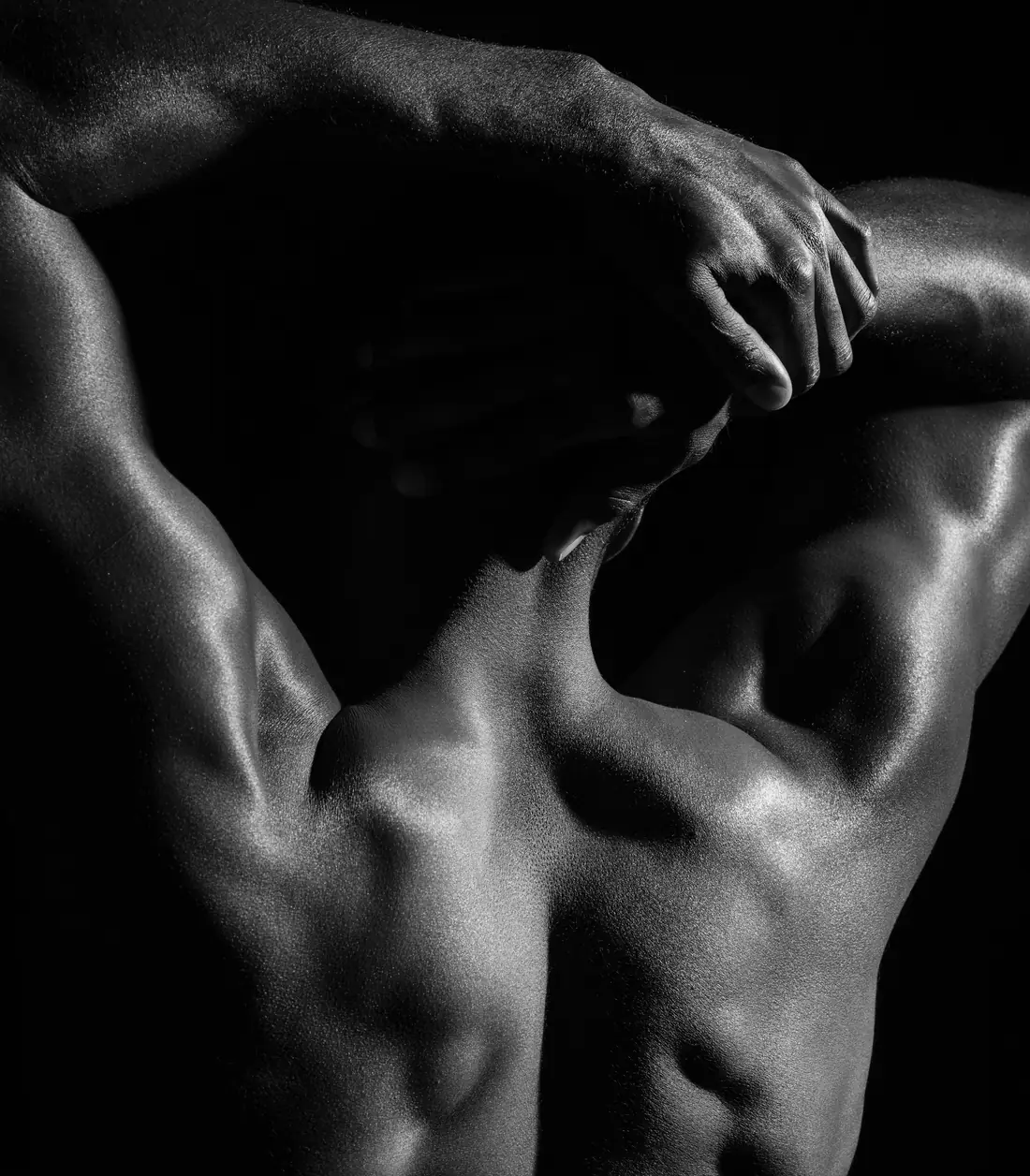 Hombre de espaldas en blanco y negro